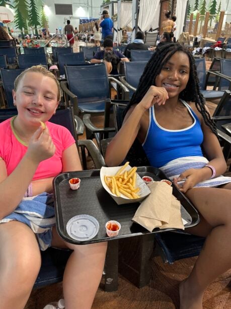 Buckets Great Wolf Lodge Manteca gluten free bun option and fries.